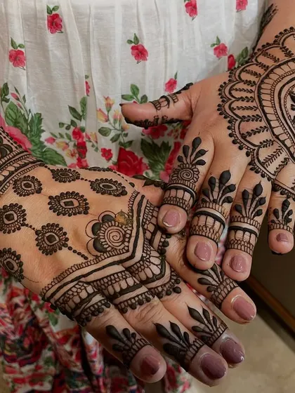 This is a beautiful example of an Arabic-style 'bail' or vine. The design flows diagonally across the hand, adorned with simple flowers and leaves.