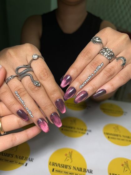 This set is pure magic, blending pink and purple with a sparkling chrome finish. The colors shift from soft to fierce depending on the light, creating a dramatic and radiant effect.