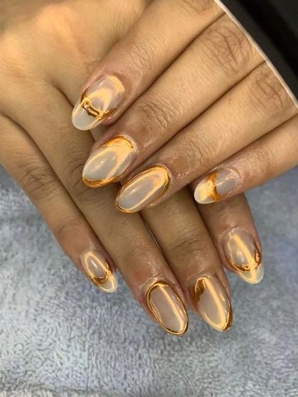 A chic design with a cat-eye base and a liquid gold "drip" effect.