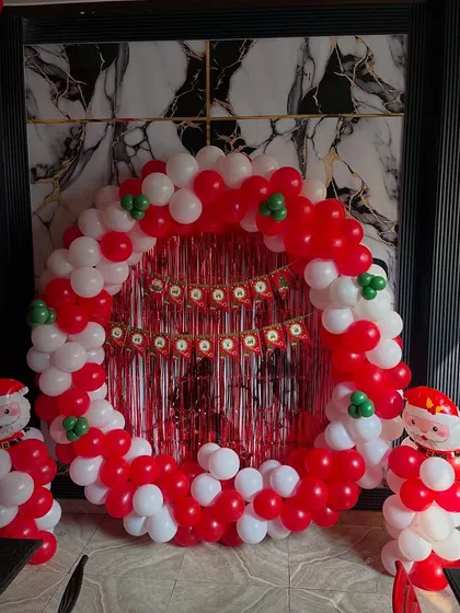 The red and white balloon ring is a modern and fun take on a traditional Christmas wreath.
