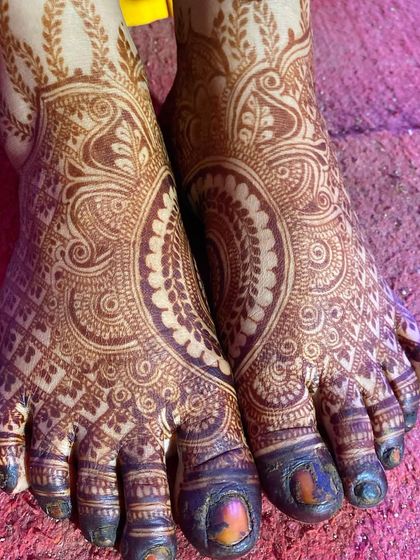 The stain on this bridal foot mehendi is just beautiful. The deep colour makes the intricate design stand out even more.