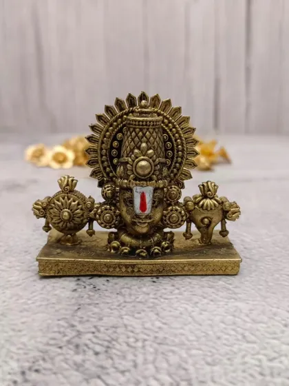 Yeh brass Balaji idol ka ek aur angle hai, jismein Shanku aur Chakra saaf dikh rahe hain.