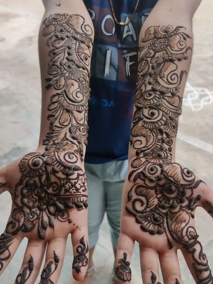 A duplicate of the flowing Arabic-style design.