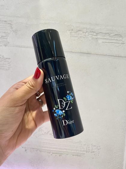 A Dior Sauvage bottle gets a touch of color with blue florals painted alongside the engraved initials. This is a great example of combining painting and engraving on a single item.