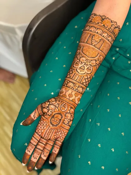 This design was recreated by client request, showing a popular combination of traditional figures and patterns.