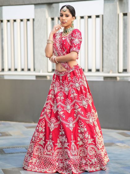 A complete bridal look featuring a heavy, gold-plated Kundan necklace, haath phool, and maang tikka, all available for rent.
