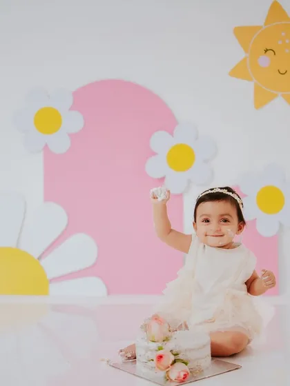 A triumphant pose with a fistful of frosting. These action shots are full of energy and are a key part of any cake smash gallery.