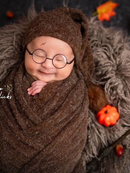 A smiling Harry Potter, dreaming of spells and adventures. We focus on capturing those fleeting expressions that make each newborn session so special.