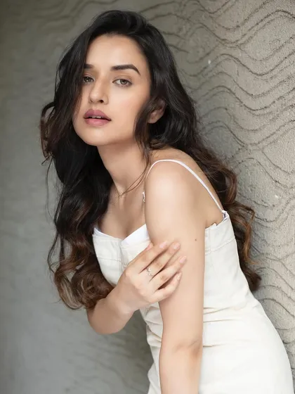 This image captures a fresh and minimal makeup look for a professional photoshoot. I focused on creating a natural, 'no makeup' makeup style with soft curls to achieve a clean and effortless beauty look.