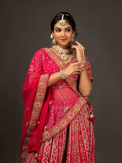A confident and classic bridal pose, highlighting the full set of jewellery.