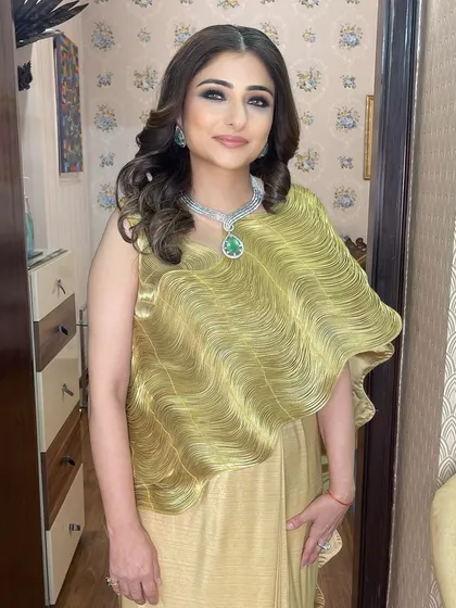 A classic black and brown smokey eye for this beauty in gold. This timeless combination adds depth and definition, perfect for any glamorous event.
