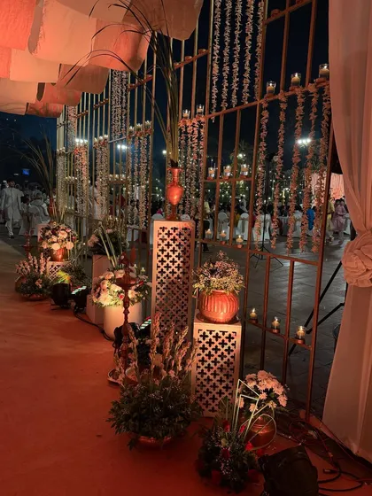 Another detail of the evening entrance, highlighting the floral arrangements and traditional lanterns that create a cozy and festive atmosphere.
