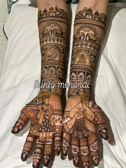 A full bridal design featuring beautiful portraits of Radha and Krishna on the palms. I can incorporate any figures or deities that are meaningful to you, making your bridal mehandi a true reflection of your faith and love.