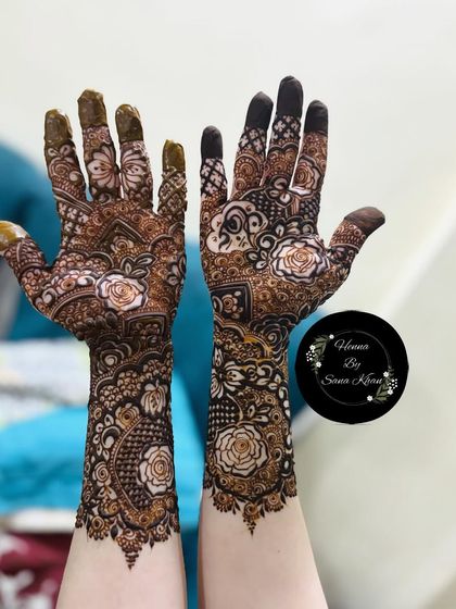 A stunning bridal design featuring prominent white-inked roses that stand out against the darker henna. A modern and beautiful choice.