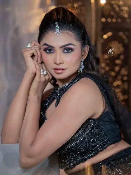 For receptions and parties, we can go for full glam. This look features a dramatic smokey eye and a flawless, sculpted base, paired with a modern hairstyle. It’s designed to be water-resistant and last all night on the dance floor.