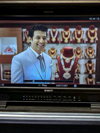 Here’s a monitor grab from a jewelry ad shoot. For this role, I adopted a polished and sophisticated look to match the luxury brand. I am comfortable portraying upscale characters for high-end product advertisements.