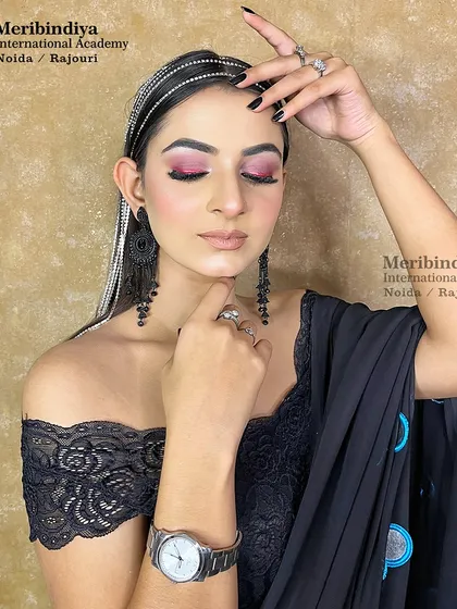For celebrity and red-carpet looks, clean and chic nails are essential. This model showcases simple yet elegant black nails that enhance the overall sophisticated look.