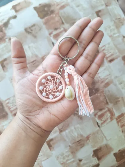 This peach-toned shell dreamcatcher keychain offers a soft, warm aesthetic, perfect for a subtle boho touch.