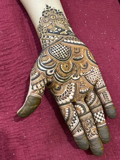 A lovely design for the back of the hand, featuring a mix of checkerboard patterns and swirling paisleys.