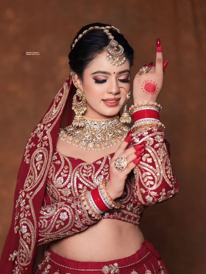 A close-up showing the traditional alta on the hands, which we complement with a classic makeup look for a fully traditional aesthetic.