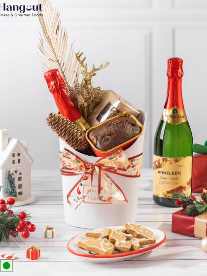 My Frosty Favourites Hamper is perfect for a cozy Christmas. It includes alcohol-free champagne, a rich plum cake bar, and aromatic ginger cookies, all packed in a festive white container.