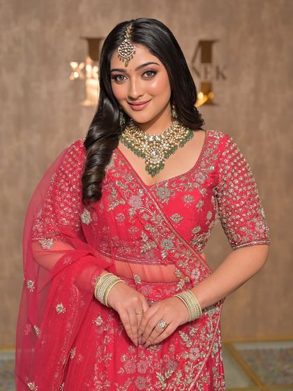A complete bridal look featuring a heavy, gold-plated Kundan necklace, haath phool, and maang tikka, all available for rent.