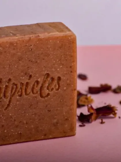 Indulge your senses with Floral Bliss. This bar celebrates natural beauty with Indian Madder Root, French Pink Clay, and a calming blend of Rose, Geranium, and Jasmine essential oils.