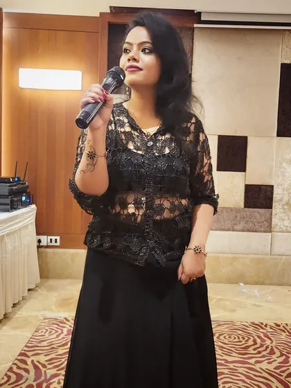 Holding the microphone during a workshop is where style meets substance. My soft skills training focuses on impactful public speaking and presentation skills, ensuring your voice is heard and your presence is felt.