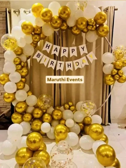 An elegant and simple birthday setup with a white and gold circular balloon arch. This classic design is perfect for any sophisticated celebration.