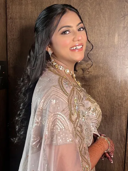 Simply stunning Aayushi for her engagement. She looked like an absolute diva in this shimmering pastel lehenga, and we gave her a glowing, glamorous look. ✨