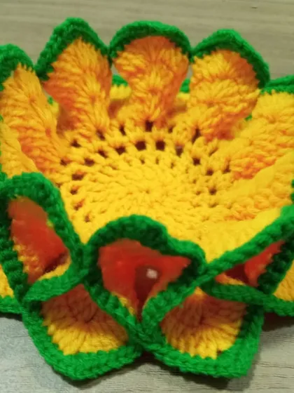 Here is the lotus coaster in a sunny yellow and green combination. The design is inspired by nature and perfect for festive occasions.
