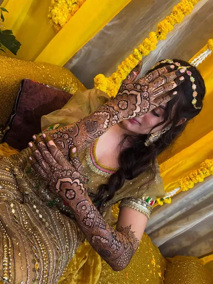 Capturing the perfect "haya" pose. My designs are created to be photogenic from every angle, ensuring your mehendi looks stunning in all your event photos.
