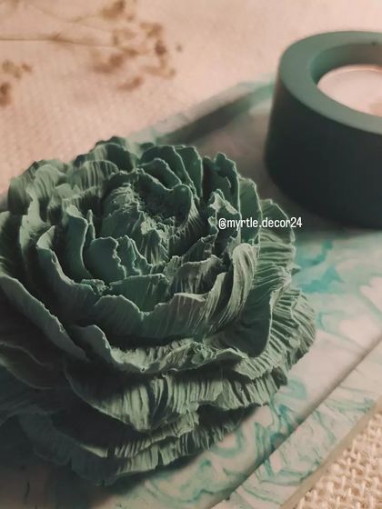 A festive green gift set, featuring a marbled trinket tray, a Peony aroma diffuser, and a matching T-light holder. This is a perfect Secret Santa gift.