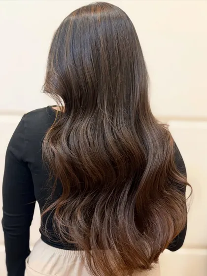 From the back, you can really appreciate the seamless blend of this caramel brown color. I used a technique that ensures the color looks natural and grows out gracefully.