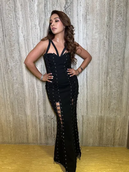 This pose exudes power and glamour. The makeup is strong and defined, perfect for a woman who wants to make a statement at her event.