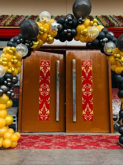For a grand opening or a corporate gala, this black and gold balloon arch makes a sophisticated statement. The mix of black, gold, and confetti-filled clear balloons creates an elegant entrance for any formal event.