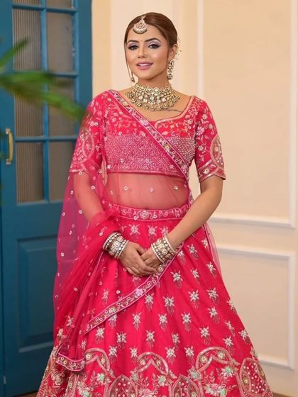 A complete bridal look featuring a heavy, gold-plated Kundan necklace, haath phool, and maang tikka, all available for rent.