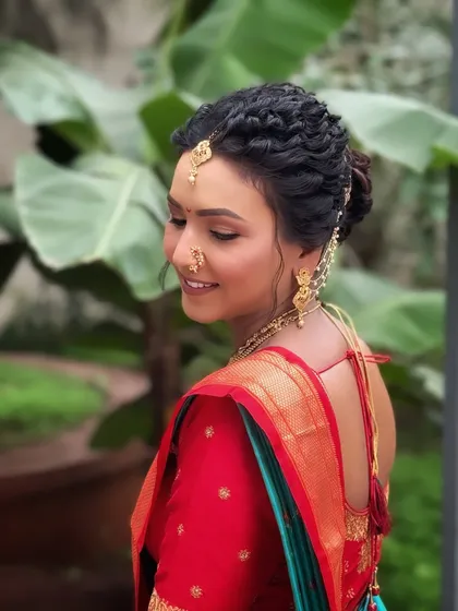 A smiling portrait of our North Indian bride embracing the Maharashtrian Navvari look. The soft glam makeup complements the vibrant saree perfectly.