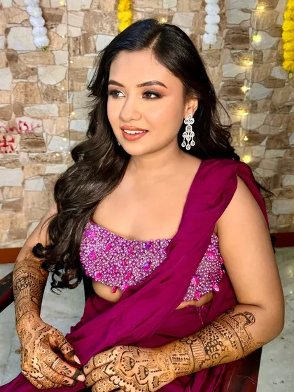 My pretty Mehendi bride in a stunning magenta saree. The makeup is kept soft and neutral to balance the bright outfit, with a focus on flawless skin and defined eyes.