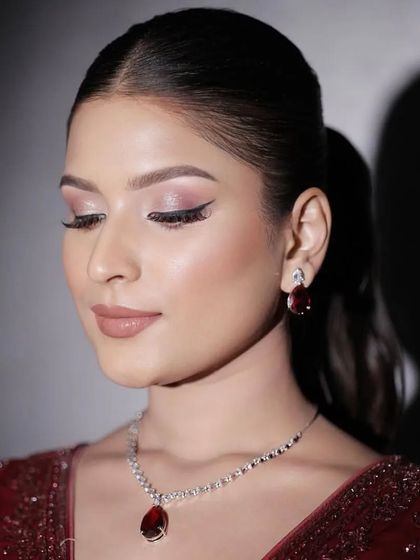 A soft, minimal look for those who believe less is more. This cocktail glam style features bronzed skin and a subtle winged eyeliner, keeping it real and effortlessly chic.