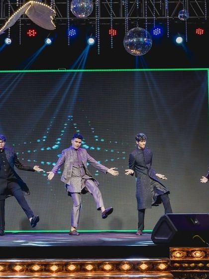 Gear up brothers, it's time for you to show some moves too. A synchronized performance by the groom and his brothers.