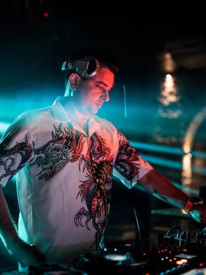 Another angle from the Soul Cast event, bathed in cool blue light. The lighting in a venue dramatically shapes the mood of the set.