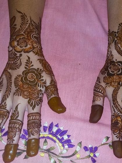 This Arabic design features a beautiful floral vine that trails from the wrist down to the fingers. It's an elegant choice that is always in style.