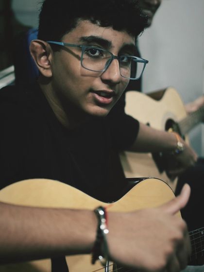 A student gives a thumbs up during his guitar class. We love seeing our students engaged and enjoying their musical journey.