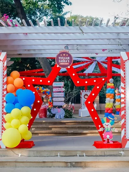 Another fantastic carnival entrance, this time with a giant red star as the centerpiece. The playful clown cutouts and colorful balloon pillars add to the festive circus atmosphere.