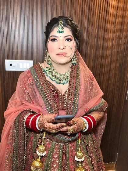 The full look, with the dupatta draped, shows how the jewelry completes the entire bridal ensemble.