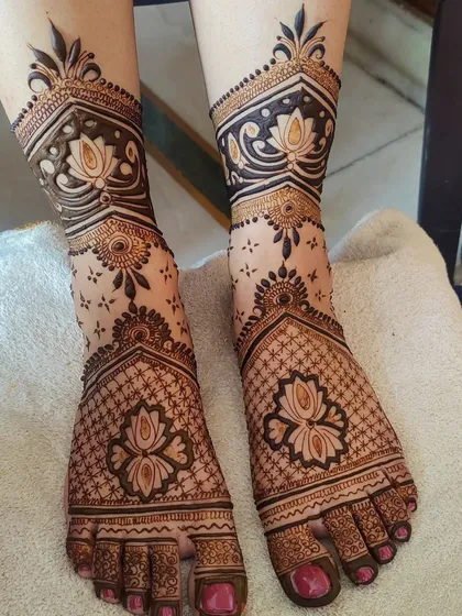 Foot mehandi is just as important as hand mehandi. This elegant design features intricate lotus motifs and jaal patterns, creating a stunning look that complements any bridal or festive attire.