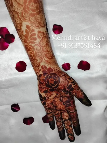 A still image capturing the magnificent dark stain of a full-sleeve bridal design. This is the result of quality paste and proper aftercare.
