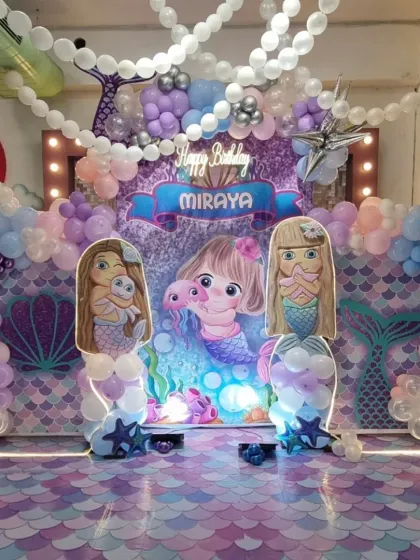 We pay attention to every detail, from the strings of white balloons that look like bubbles to the silver star accents in this beautiful Mermaid party decor.