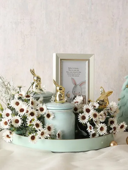 This hamper is perfectly curated for moments of joy. It features a jar of almond biscotti, crunchy Sichuan peanuts, and a timeless photo frame.